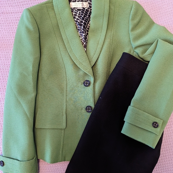 Tahari suit jacket and matching skirt - womens size 10 - Picture 6 of 6